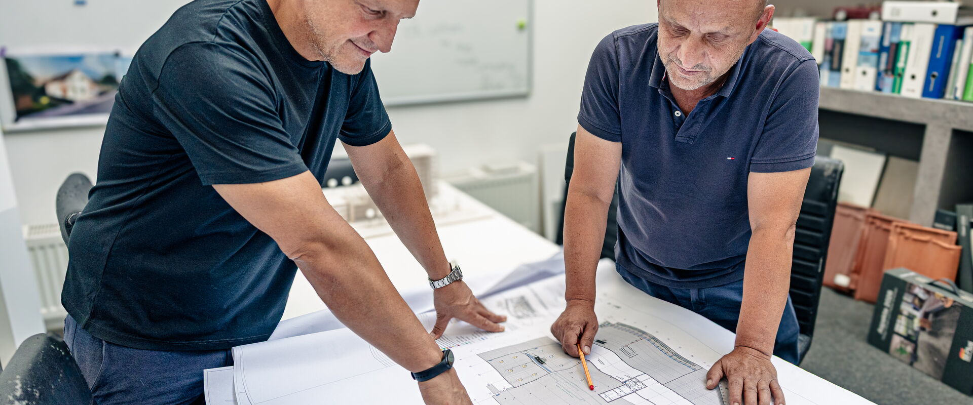 Zwei Mitarbeiter von ABS 25 bei der Bauplanung