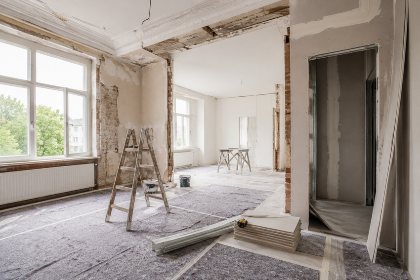 Entkernter Altbau während der Sanierung mit freigelegtem Mauerwerk